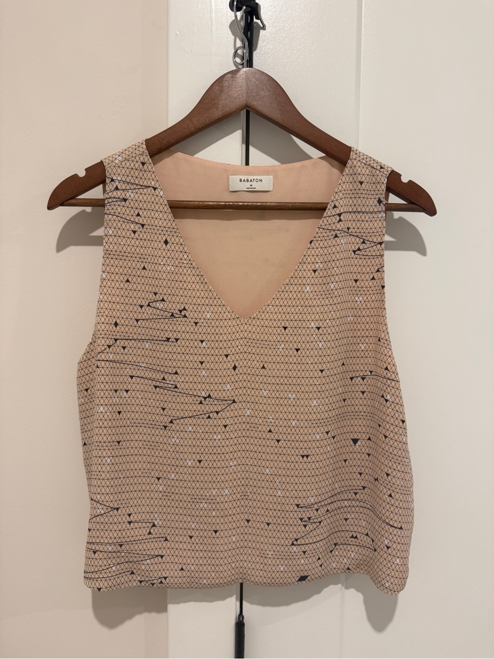 Aritzia Babaton Blush Geometric Pattern V-Neck Sleeveless Top